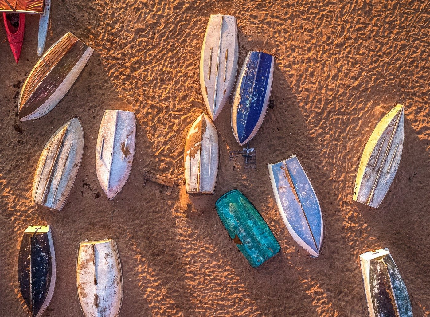 Vissersbootjes op het zand